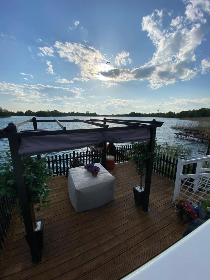 Lodge On The Lake At Lakeside Holiday Park ชิชิสเตอร์ ภายนอก รูปภาพ