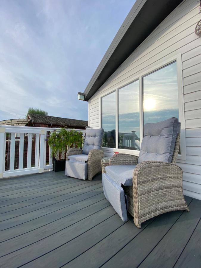 Lodge On The Lake At Lakeside Holiday Park ชิชิสเตอร์ ภายนอก รูปภาพ